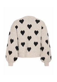 Béžový pletený svetr s černými vzory srdcí rozptýlenými po zádech a rukávech, má dlouhé, mírně nafouklé rukávy a žebrované manžety.