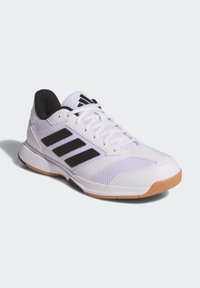 Weißer Sportschuh mit schwarzem Dreistreifen-Design, Mesh-Obermaterial und Gummisohle. Verfügt über eine runde Zehenpartie und Schnürverschluss.