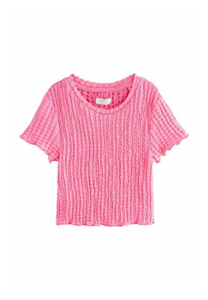 Leuchtend pinkes, kurzärmeliges strukturiertes Oberteil mit rundem Ausschnitt und dezenten Rüschensäumen, flach auf weißem Hintergrund präsentiert.