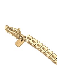 Goldfarbene Armbanduhr mit quadratischen Gliedern, glatter Oberfläche und sicherem Karabinerverschluss. Enthält einen kleinen Anhänger mit der Prägung "925".