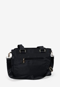 Bolso tote de nylon negro con doble asa superior y correa de hombro ajustable. Presenta un bolsillo frontal con cremallera y detalles en hardware dorado.