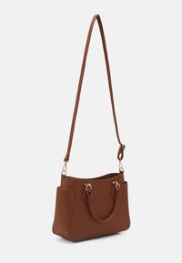 Brązowa torba tote z syntetycznej skóry z podwójnymi uchwytami, odczepianym paskiem na ramię i subtelnymi złotymi akcentami. Gładka tekstura, usztywniony kształt.