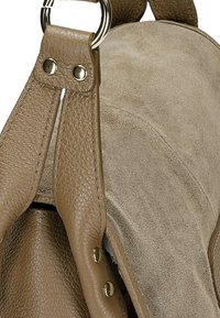 Kabelka z kůže a semiše v tan barvě s texturovaným povrchem, kovovými doplňky a charakteristickým prošíváním na rukojeti a hlavním těle.