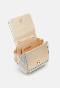 Sac à main en satin doré avec des accents en strass sur les bords, fermeture à pression, et un intérieur beige comportant un emplacement et des poches pour cartes.