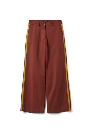 Pantaloni marroni a gamba larga con strisce laterali gialle, tasche frontali, passanti per cintura e chiusura con bottone in vita.