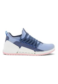 Zapatilla ligera que presenta una combinación de materiales azul y marino, cordones elásticos, una suela de goma rosa y un cuello acolchado para mayor comodidad.