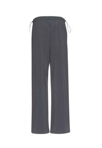 Pantaloni grigi a gamba larga con cintura elastica e dettaglio con cordoncino. Realizzati in un materiale leggero con una texture liscia.