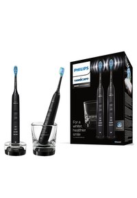 Set di spazzolini elettrici neri con setole blu, porta di ricarica in vetro e confezione. Presenta comandi a pulsante e connettività Bluetooth.