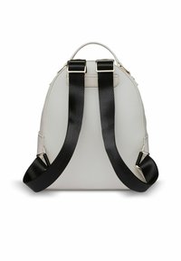 Weißer Rucksack aus strukturiertem Material, mit verstellbaren schwarzen Trägern und goldenen Hardware-Details. Ovaler Form mit einem oberen Griff.