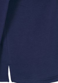 Mörkblå bomullsskjorta med lång ärm, rak nederkant och sidoflikar, med en mjuk textur och subtila sömdetaljer.