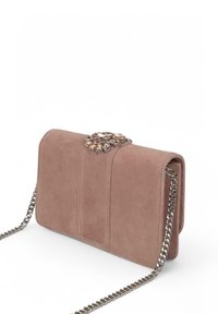 Clutch de ante rosa empolvado con cadena, que presenta un adornos con joyas en la parte frontal y un diseño de solapa. Textura suave.