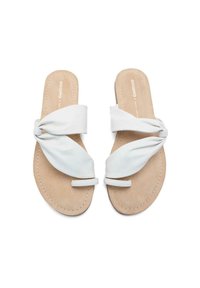 Sandalias de cuero blanco con diseño de tiras anudadas, plantilla similar al ante y suela plana y minimalista. Sin adornos adicionales.