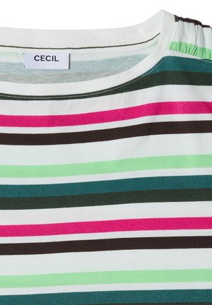 Witte shirt met ronde hals en horizontale strepen in groen, teal, donkerbruin, roze en lichtgroen, met het merklabel "CECIL" aan de binnenkant van de kraag.