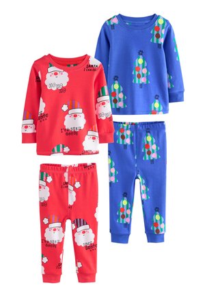 Zwei Sets Kinderpyjamas: eines rot mit Weihnachtsmann-Grafiken, das andere blau mit Weihnachtsbäumen und bunten Punkten. Baumwollmaterial.