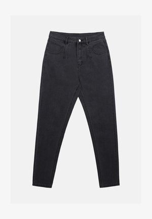 Fekete farmernadrág, slim fit szabással, magas derékkal, öt zsebes kialakítással és övbújtatókkal. A textúra sima, minimális varrási részletekkel.