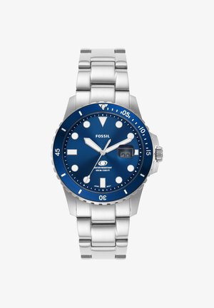 Montre-bracelet Fossil en métal argenté avec cadran bleu, index blancs, lunette rotative et guichet date à 3 heures, étanche jusqu'à 100 m.
