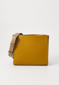 Borsa a tracolla in pelle gialla con finitura texturizzata, chiusura con zip e cinturino regolabile marrone con dettagli in metallo argentato.