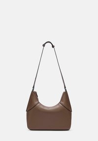 Borsa a tracolla in pelle marrone con forma curva, due dettagli triangolari e una tracolla sottile. Presenta una cerniera e un branding minimale.