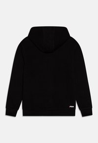 Schwarzer Kapuzenpullover aus Baumwollmischung, langärmlig, mit gerippten Bündchen und Saum. Besitzt ein kleines "Fila"-Logo in Weiß und Rot auf der unteren linken Seite.