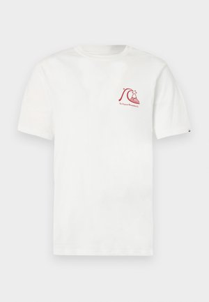 Camiseta blanca de manga corta con un pequeño logo rojo de ola y montaña en el pecho izquierdo y cuello redondo.