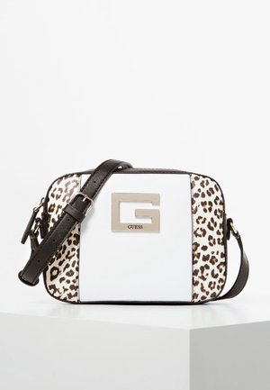 Sac bandoulière rectangulaire blanc et imprimé léopard avec sangle noire réglable et plaque logo Guess dorée à l'avant.