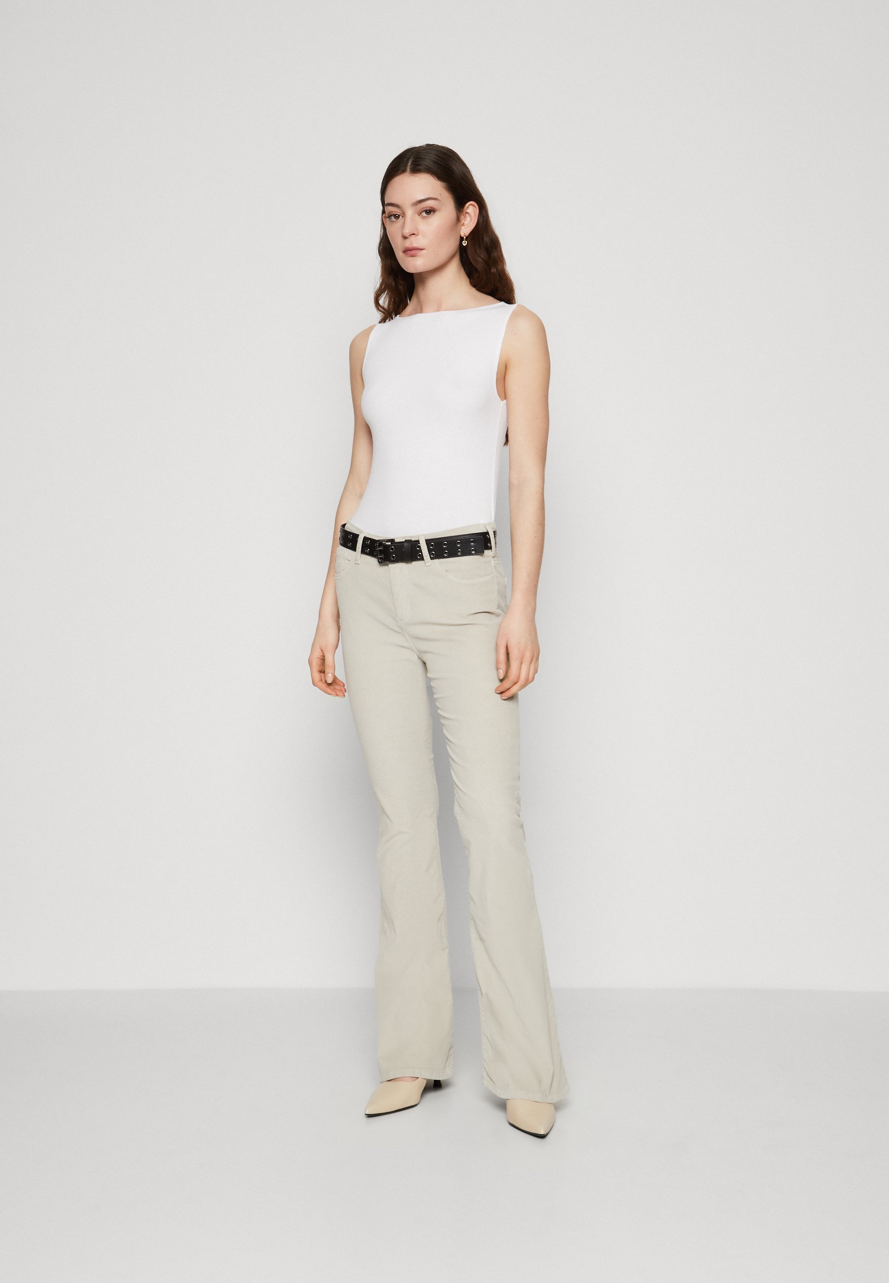 公式ファッションブランド通販サイト Abercrombie & Top - NECK SLASH FEATHERWEIGHT Fitch レディースウェア