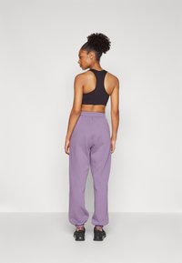 Björn Borg STUDIO OVERSIZED PANTS - Träningsbyxor - purple sage