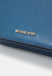 MICHAEL Michael Kors JET SET FLAP - Clutch - blue