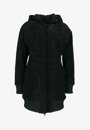 Veste noire à capuche avec fermeture éclair frontale, deux poches poitrine, deux poches à rabat, poignets côtelés et doublure en polaire à l'intérieur.