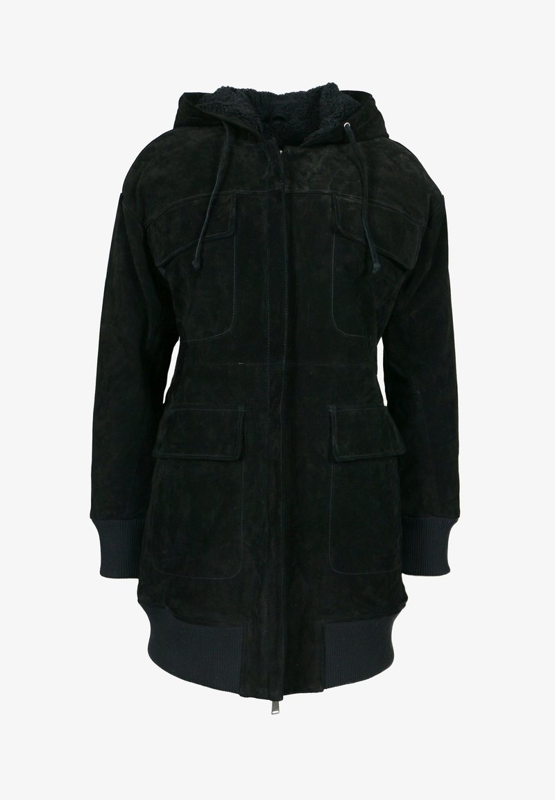 Veste noire à capuche avec fermeture éclair frontale, deux poches poitrine, deux poches à rabat, poignets côtelés et doublure en polaire à l'intérieur.