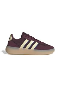 Baskets Adidas bordeaux avec bandes crème et semelle beige translucide, design bas, fermeture à lacets et dessus en daim et tissu.