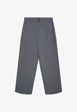 Pantaloni grigi a gamba larga realizzati in tessuto strutturato. Presentano una chiusura con bottoni, passanti per cintura e tasche frontali. Design pulito e sartoriale.