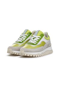 Grüne und weiße Sneakers aus Mesh und Wildleder, mit einer klobigen Sohle, strukturierten Akzenten und einem schnürbaren Design vorne.