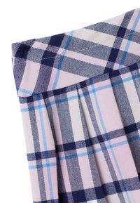 Tela a cuadros en tonos de azul marino, rosa claro y azul; presenta pliegues y una textura suave; el patrón incluye líneas intersecadas de diferentes grosores.