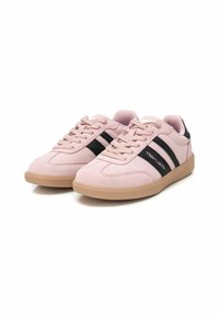 Zapatillas de ante rosa claro con rayas negras, diseño de cordones, lengüeta acolchada y suela de goma. Marca en el costado.