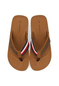 Chanclas marrones con suelas texturizadas, que presentan una tira marrón con un acento tricolor en marino, rojo y blanco. La etiqueta dice "Que tengas un buen día".