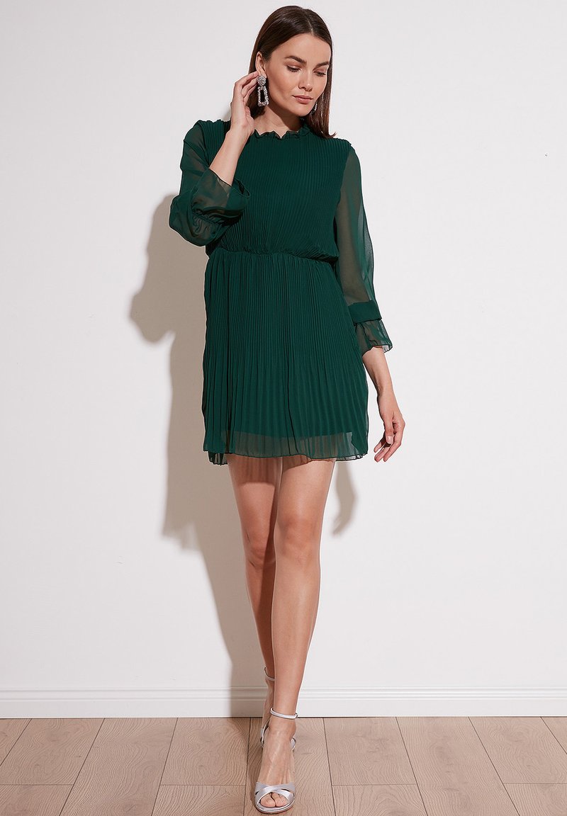 LELA REGULAR FIT - Cocktail dress / Party dress - emerald green/dark green  - Zalando