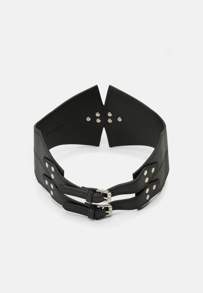 Cinto de couro preto com duas fivelas metálicas e rebites prateados. Apresenta um design largo e angular com textura suave e forma ousada.