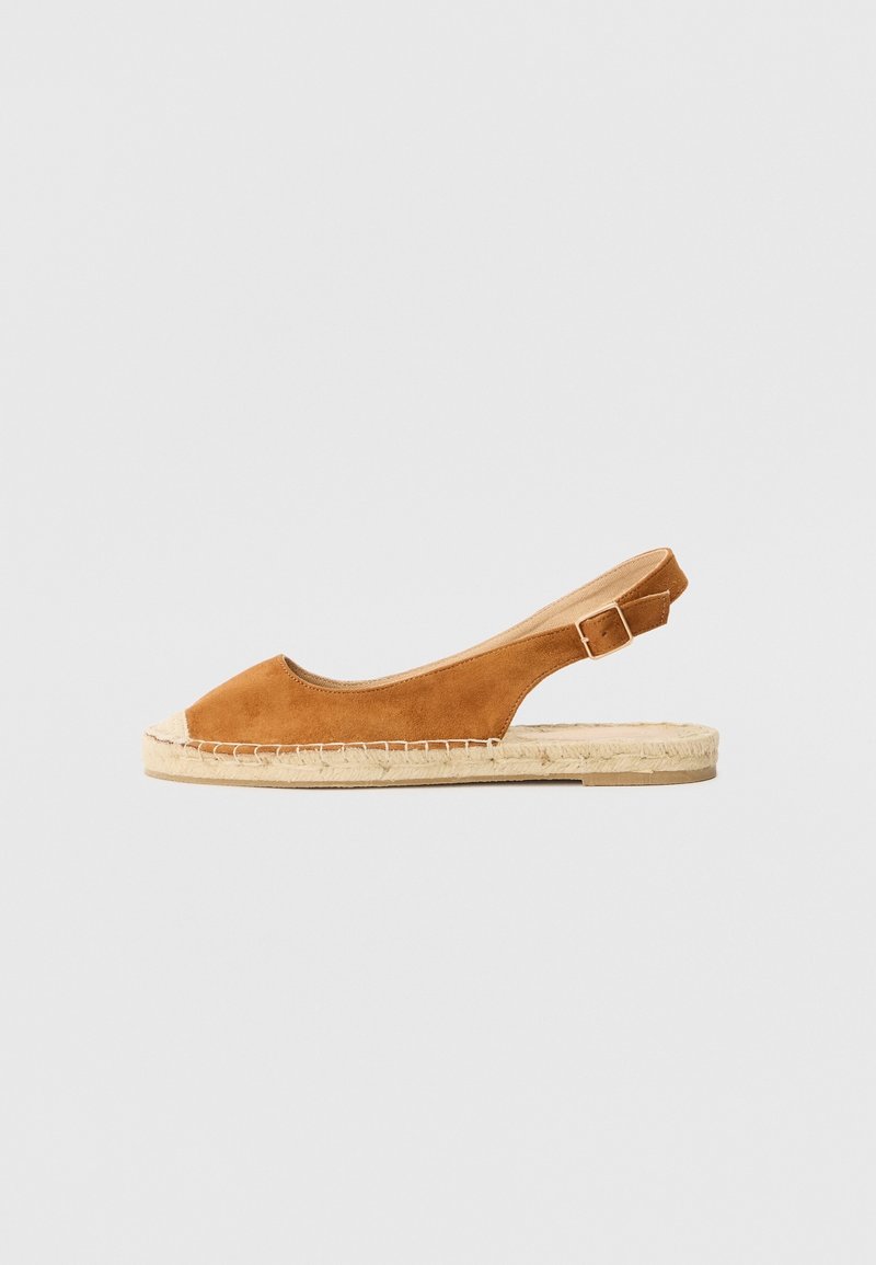 Sandale espadrille en daim marron avec orteil ouvert, bride arrière à boucle et semelle en jute tissée sur un fond neutre.