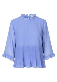 Ljusblå blus med volangkrage och lager-på-lager plisserad design. Har långa, trumpetärmar med volangdetaljer vid ärmsluten.