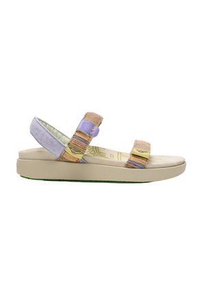 Sandalia con suela beige, tiras de tela con rayas multicolor y una correa para el tobillo de color lila claro, vista lateral sobre fondo blanco.