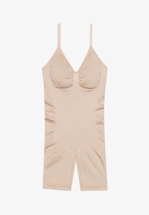 Beige podvazkový overal s nastavitelnými ramínky, vycpanými košíčky, nařasenými detaily na bocích a přiléhavým střihem, který sahá do poloviny stehna.