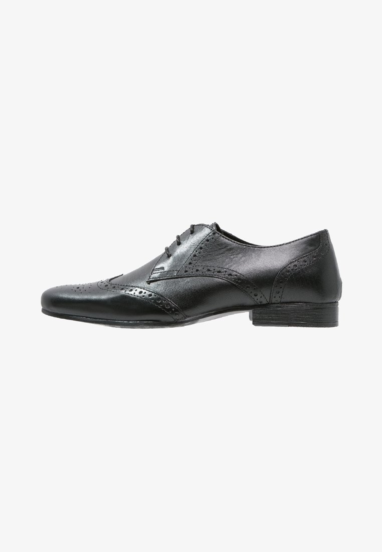 Chaussure habillée pour homme en cuir noir avec détails brogués et fermeture à lacets, vue de côté sur fond blanc.