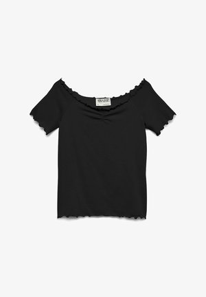 Top negro de manga corta con hombros descubiertos y bordes con volantes a lo largo del escote, las mangas y el dobladillo, con la etiqueta "AWARE" en el cuello trasero.