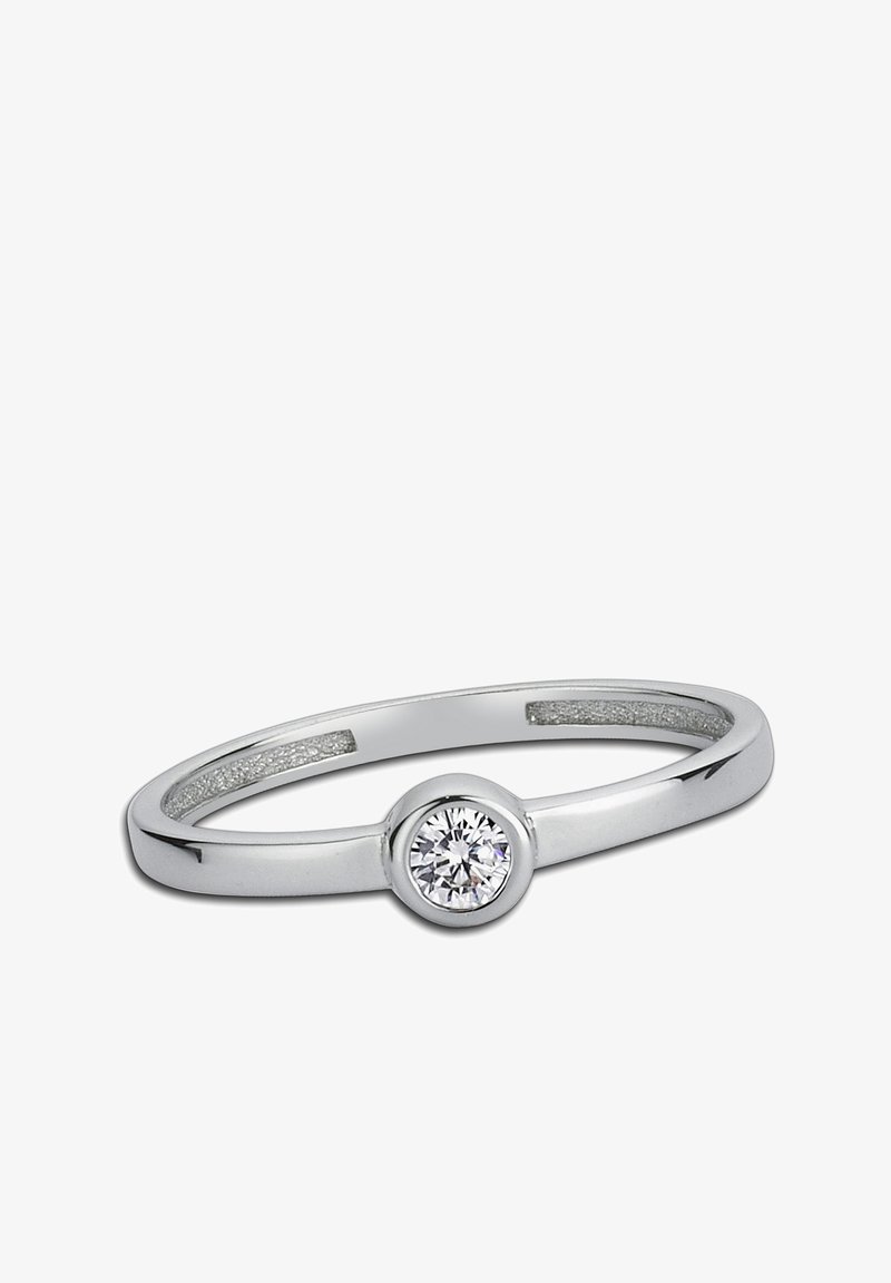 Bague en argent avec un anneau lisse, ornée d'un diamant rond central. L'anneau a un design minimaliste avec une finition polie.