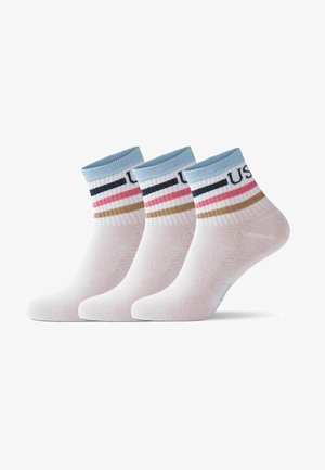 Drei Paar Knöchelsocken mit einem hellblauen, gerippten Bündchen, weißem Körper und gestreiften Akzenten in Pink, Schwarz und Gold.