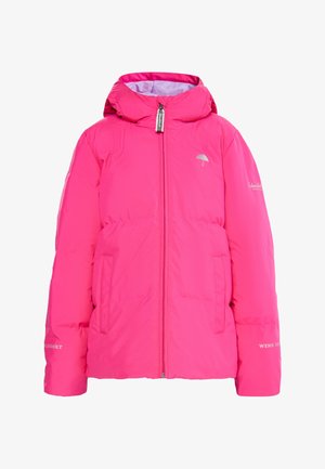 Piumino fucsia con cappuccio staccabile, chiusura frontale con cerniera, due tasche laterali e dettagli riflettenti sulle maniche.