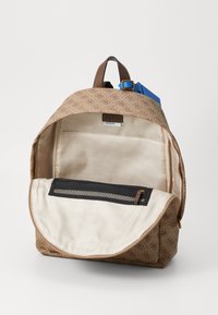 Sac à dos brun à motif avec fermeture à glissière. L'intérieur présente une doublure beige et une poche zippée. Sangle d'accent bleu sur le dessus.