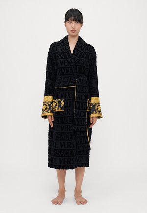 Zwarte velours robe met een algehele reliëflogo-ontwerp, goudaccenten op de mouwen met sierlijke patronen en een gestrikte taille.
