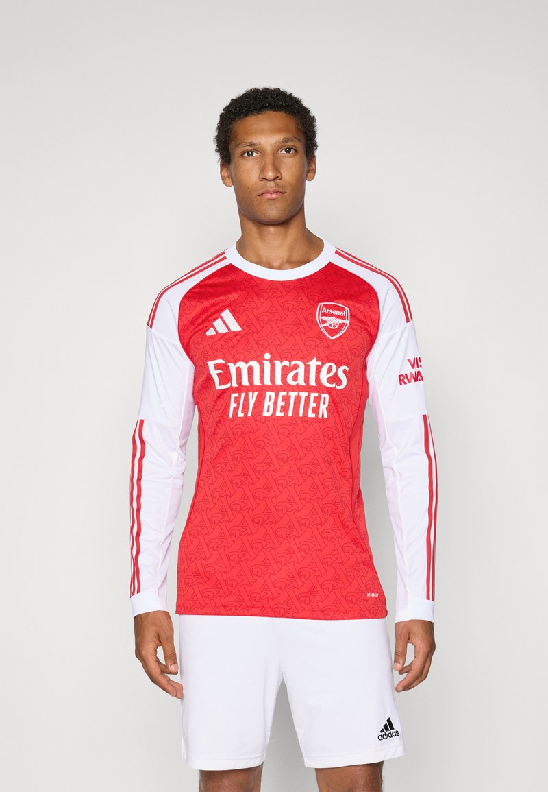 Rød fodboldtrøje med lange ærmer og hvide detaljer, med et struktureret mønster, Adidas-logo og sponsor "Emirates Fly Better."